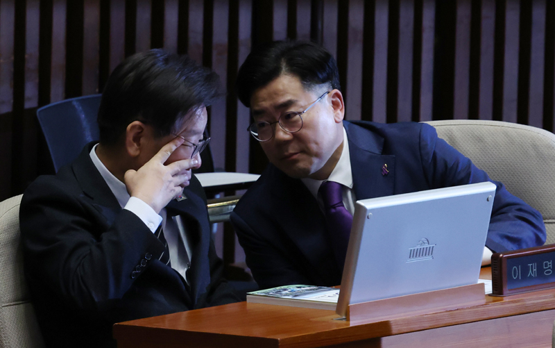 ▲ 이재명(왼쪽) 더불어민주당 대표와 박찬대 원내대표가 28일 오후 서울 여의도 국회에서 열린 제414회 국회(임시회) 제2차 본회의에서 대화하고 있다. ⓒ뉴시스