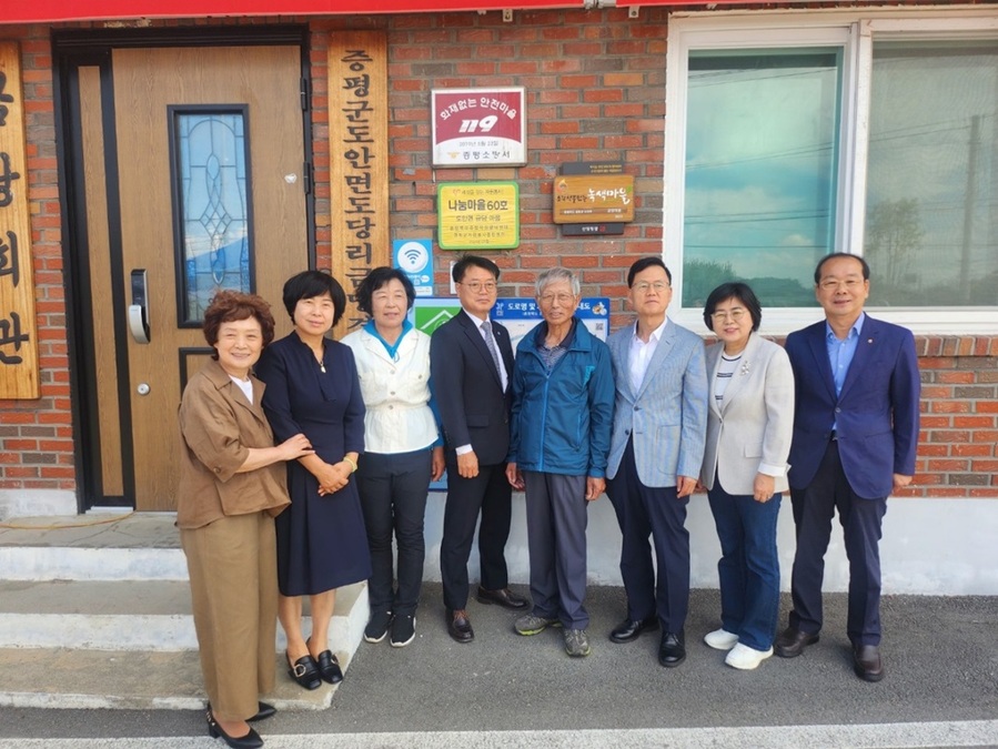 ▲ 증평군 도안면 도당1리 금당마을회관에서 ‘세상을 잇는 자원봉사! 나눔마을 만들기’ 현판식을 가졌다.ⓒ증평군