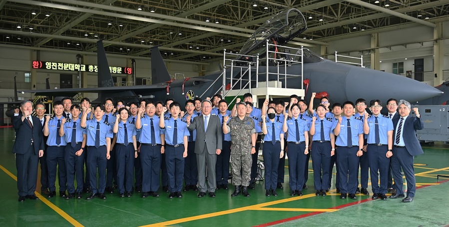 ▲ 영진전문대 공군 부사관학군단이 28일 오후 공군군수사령부를 견학하고 유재문 공군 군수사령관(앞줄 가운데 오른쪽), 최재영 총장, 대학 교수 등과 기념촬영을 했다.ⓒ영진전문대