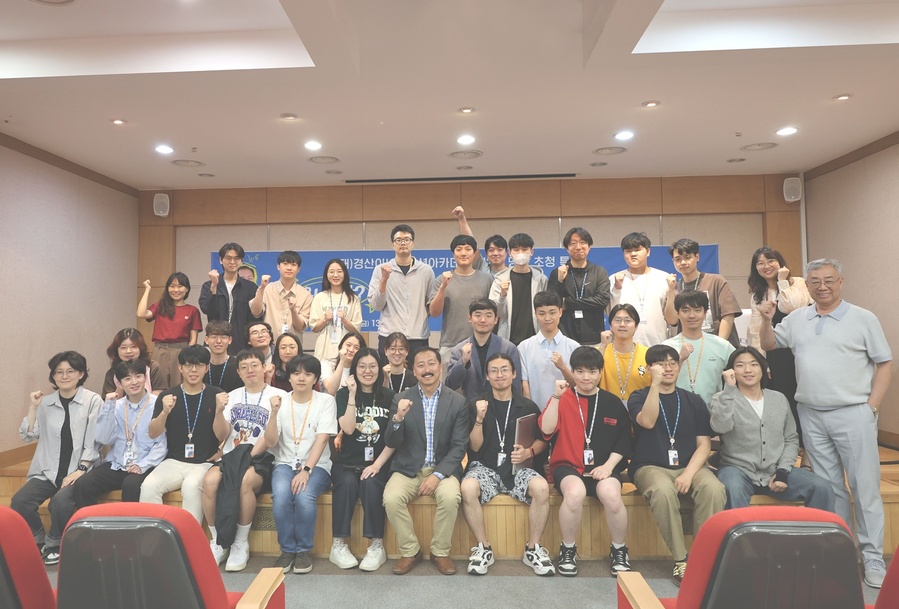 ▲ (재)경산이노베이션아카데미(학장 이헌수)는 지난 25일 재단 강연실에서 42경산 교육생과 지역 대학생, 창업 관계자, 기업가 등 60여 명이 모인 가운데 美 UC Berkeley 공과대학 부설 기관인 SCET(The Sutardja Center for Entrepreneurship & Technology)의 센터장 Ken Singer를 초빙해 ‘위기란? 새로운 기회가 주어지는 순간’을 주제로 두 번째 명사 초청 특강을 진행했다고 밝혔다.ⓒ(재)경산이노베이션아카데미