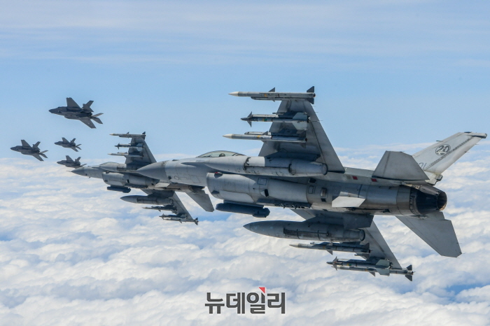 ▲ 북한의 군사정찰위성 발사 예고에 맞서 우리 공군 전투기 20여 대가 27일 오후 1시께부터 중부지역 비행금지선(NFL) 이남에서 대응 훈련에 나섰다. 사진은 우리 공군 F-35A·KF-16 편대가 공격편대군 비행훈련 및 타격 훈련을 실시하고 있는 모습. ⓒ합동참모본부 제공
