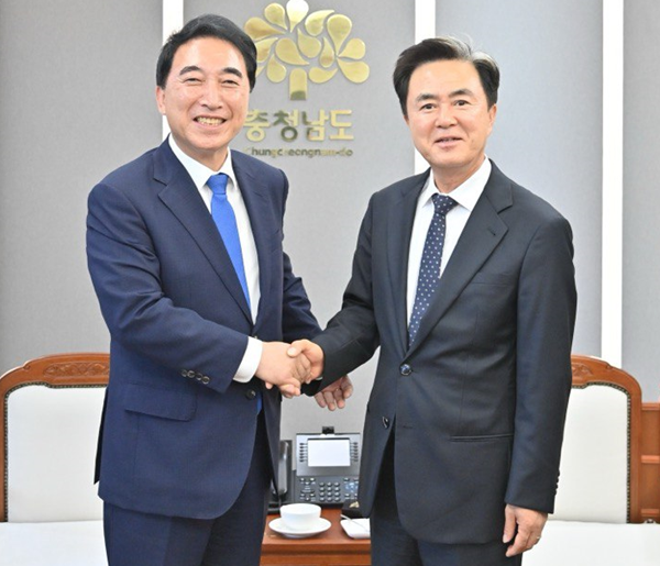 ▲ 박수현 국회의원 당선인(왼쪽)이 지난 28일 충남도청 도지사실에서 김태흠 충남도지사와 면담을 갖고 내년도 국·도비 확보 방안 논의에 앞서 사진을 찍고 있다.ⓒ박수현 국회의원 당선인