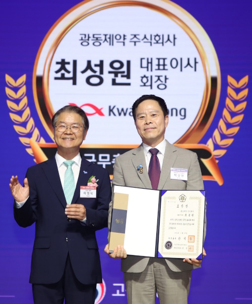 ▲ 박상영 광동제약 부사장(오른쪽)이 이정식 고용노동부 장관으로부터 2024 고용평등 공헌포상을 대리수상하고 있다. ⓒ광동제약
