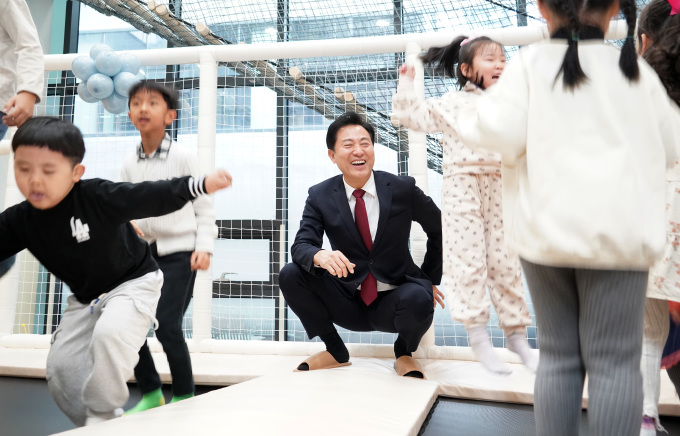 ▲ 오세훈 서울시장이 지난해 11월 서울형 키즈카페 시립 1호점 개관식에서 아이들을 지켜보고 있다.ⓒ서울시