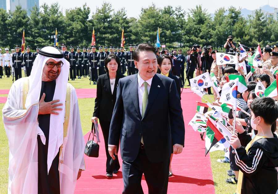 ▲ 윤석열 대통령과 무함마드 빈 자예드 알 나흐얀 아랍에미리트연합국(UAE) 대통령이 29일 서울 용산 대통령실 잔디마당에서 열린 국빈 방한 공식 환영식에서 양국 국기를 들고 맞이하는 어린이환영단에 화답하고 있다. 윤 대통령 뒤는 부인 김건희 여사. (대통령실통신사진기자단) ⓒ뉴시스 제공