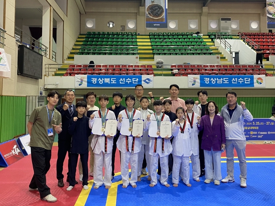 ▲ 제53회 전국소년체전에서 좋은 성적을 거둔 성주여중 하키부와 명인중, 성주중앙초 태권도부가 합동 기념촬영을 하고있다.ⓒ성주교육청