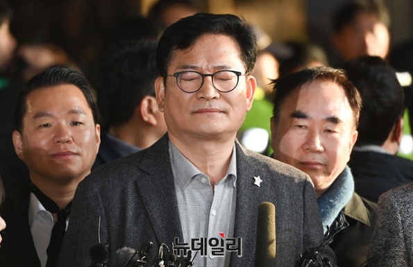 ▲ 더불어민주당 '2021년 전당대회 돈봉투 의혹'의 핵심으로 지목된 송영길 소나무당 대표(전 민주당 대표)가 2023년12월8일 오전 서울 서초구 중앙지검으로 출석하고 있다. ⓒ서성진 기자