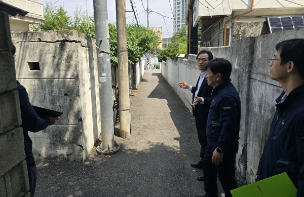 ▲ 도시공사 정국영 사장이 도시재생 활성화를 위해 관련 공사 추진 ·검토 중인 소규모주택 정비사업 현장, 대동역세권, 대덕구청사 부지 일대 등의 사업 현장을 돌아보며 진행 상황을 점검했다.ⓒ대전도시공사