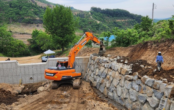 ▲ 충남 부여군이 사방 댐 3개소와 계류 보전 1km, 지난해 산사태 복구 사업 6.81ha 등을 우기 전까지 완료해 산사태 위험 최소화와 주민들의 안전을 최우선 확보할 방침이다.ⓒ부여군