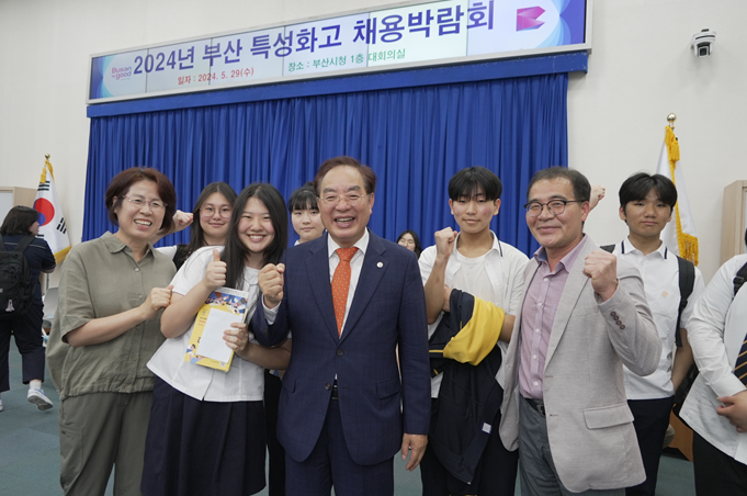 ▲ 하윤수 부산교육감(가운데)이 29일 부산 특성화고 채용박람회에 방문해 직업계고 학생들과 기념사진을 찍고 있다.ⓒ부산교육청