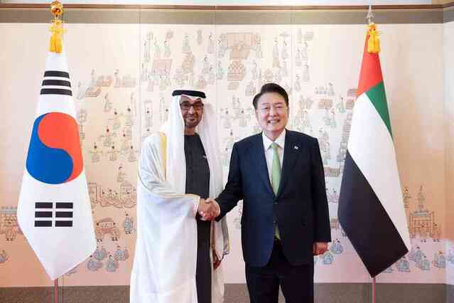 ▲ 윤석열 대통령과 모하메드 빈 자이드 알 나하얀 아랍에미리트연합국(UAE) 대통령이 29일 서울 용산 대통령실 청사에서 악수하며 기념촬영하고 있다. (사진=대통령실 제공) ⓒ뉴시스 제공