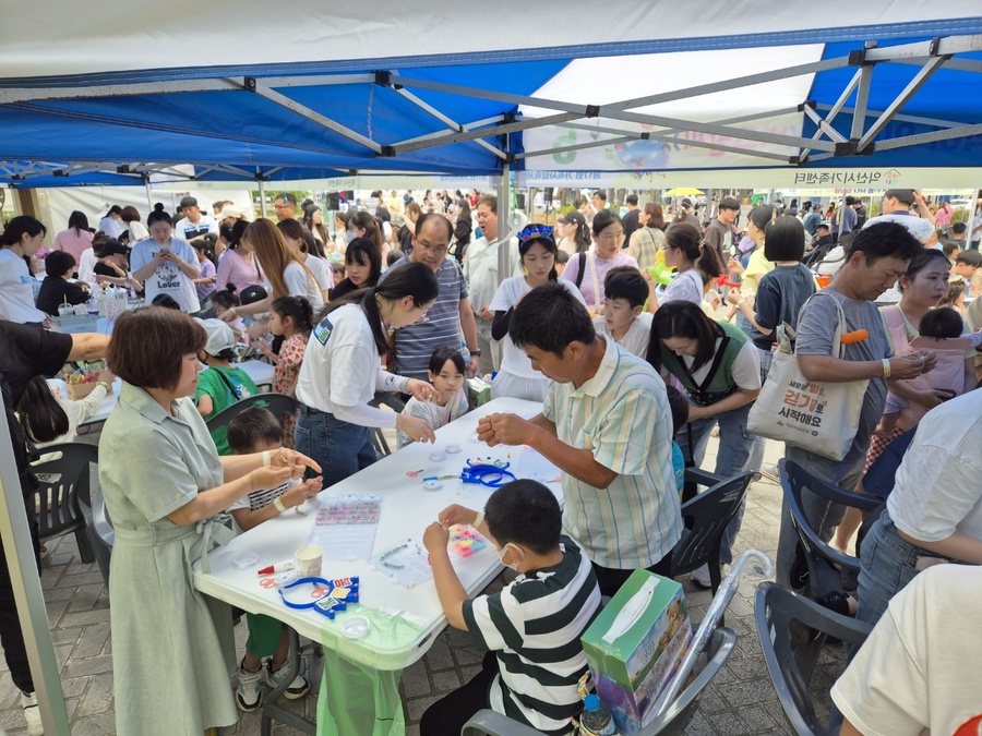 ▲ 이번 행사는 온 가족들이 함께 참여할 수 있는 3D 펜, 드론 체험, 페이스페이팅, 가죽공예, 세계악기 체험 등 다양한 체험과 제기차기, 티니클링, 다루마오토시 등 세계전통놀이로 재미를 더했다.ⓒ익산시