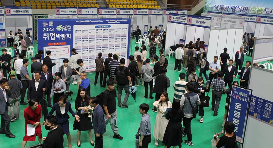 ▲ 진천군은 지난해 말 기준 고용률(15세 이상) 70.8%를 달성하며 충북 도내 1위를 지켰다. 사진은 지난해 취업박람회 장면.ⓒ진천군