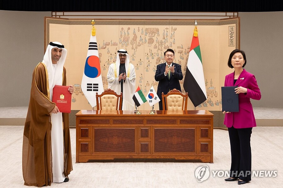 ▲ 윤석열 대통령과 무함마드 빈 자예드 알 나흐얀 아랍에미리트(UAE) 대통령이 지난 29일 서울 용산 대통령실 청사에서 열린 한·아랍에미리트(UAE) 협정·양해각서(MOU) 체결식에서 기념촬영을 하고 있다. 이날 오영주(앞줄 오른쪽) 중소벤처기업부 장관과 타니 빈 아흐메드 알 제유디 UAE 경제부 대외무역특임장관도 배석해 중소벤처위원회 신설 양해각서(MOU) 서명했다. ⓒ연합뉴스