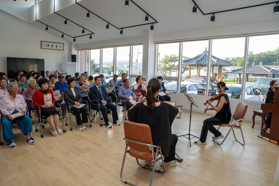 ▲ 증평군은 30일 증평읍 용강3리에서 어르신과 마을주민을 대상으로 찾아가는 문화예술 공연을 진행했다.ⓒ증평군