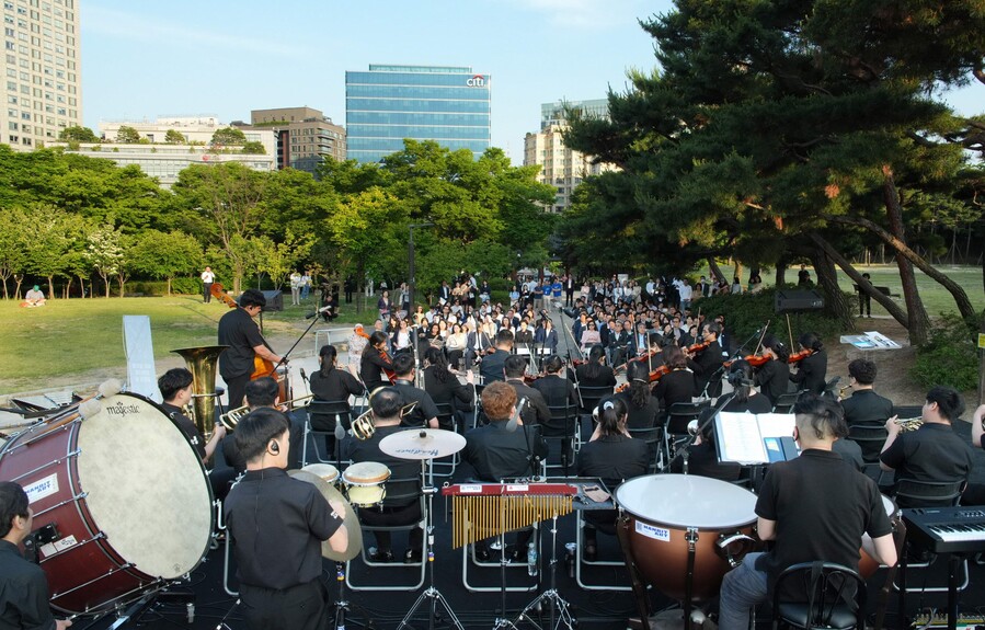 ▲ 한국씨티은행은 지난 29일 서울 종로구 경희궁 숭정문 앞마당에 마련된 야외무대에서 '하모니콘서트'를 개최했다. 
ⓒ한국씨티은행