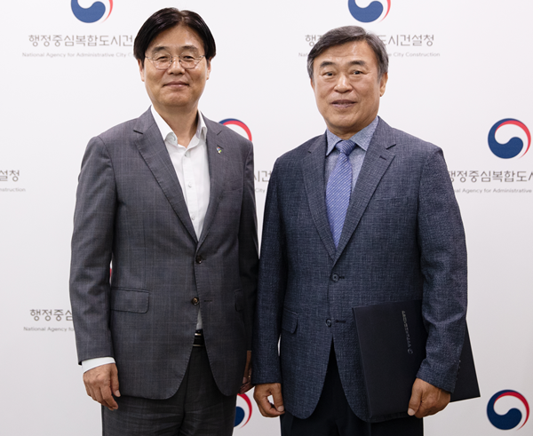 ▲ 김형렬 행정중심복합도시건설청장(왼쪽)이 30일 세종공동캠퍼스운영법인 신임 이사장으로 한석수 前 한국교육학술정보원(KERIS) 원장을 선임하고 임명장을 수여하고 기념사진을 찍고 있다.ⓒ행복청