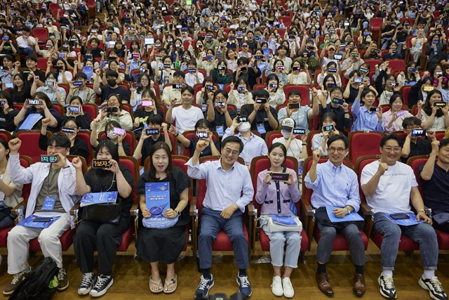 ▲ 김동연 경기도지사가 30일 수원 아주대학교 연암관 대강당에서 열린 '2024 경기청년 갭이어 프로그램' 참여자 오리엔테이션에 참석해 청년들과 기념촬영을 하고 있다. ⓒ경기도 제공