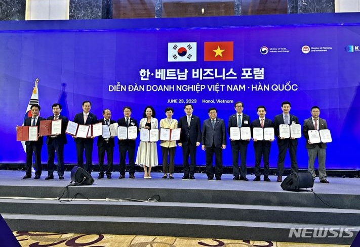 ▲ 지난해 11월 열린 한국-베트남 비즈니스 포럼 업무협약(MOU) 체결식 기념사진 ⓒ뉴시스