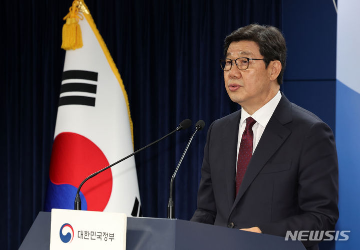 ▲ 노연홍 의료개혁특별위원장이 10일 오후 서울 종로구 정부서울청사에서 제2차 의료개혁특위 회의 결과를 발표하고 있다. ⓒ뉴시스