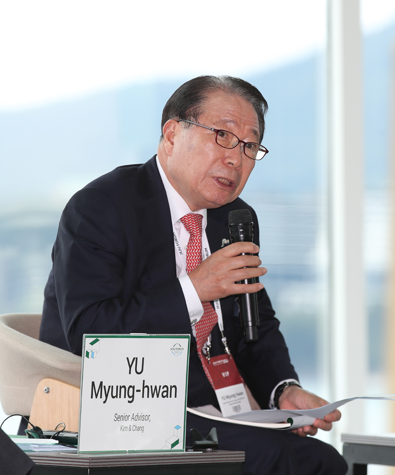 ▲ 유명환 전 외교부 장관이 30일 제주 서귀포시 제주국제컨벤션센터(ICC)에서 열린 '제19회 평화와 번영을 위한 제주포럼'에서 제주평화연구원 주관으로 전직 외교부 장관 4명이 참석한 '글로벌 중추국가 구상의 실현을 위한 지혜' 특별세션에 참석해 발언하고 있다. ⓒ뉴시스