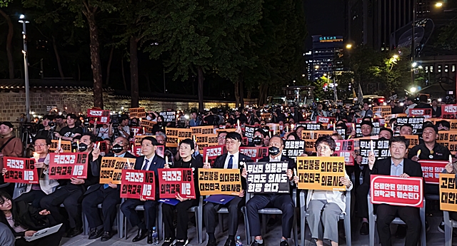 ▲ 지난 30일 저녁 대한의사협회 주최로 열린 '한국의료 사망선고' 촛불집회가 서울 덕수궁 대한문 앞에서 열렸다. ⓒ대한의사협회
