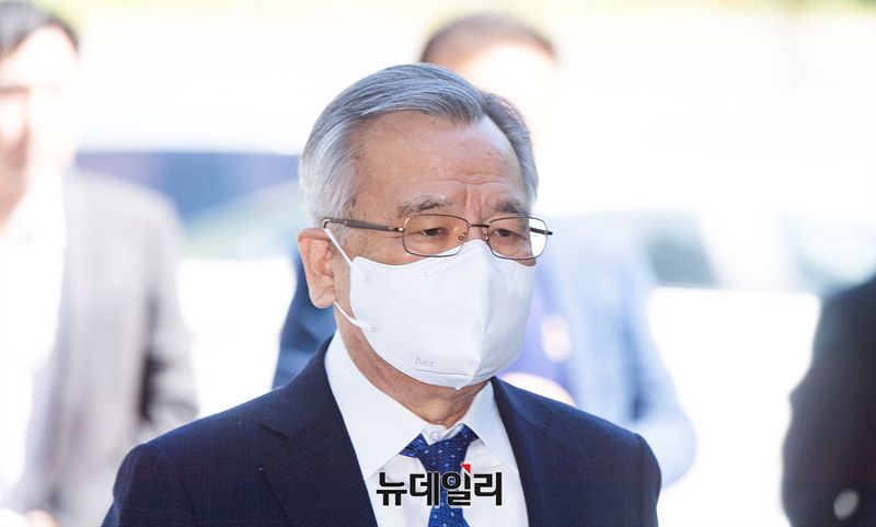 ▲ '대장동 50억 클럽' 의혹으로 기소된 박영수 전 특별검사가 16일 오전 서울 서초구 중앙지법에서 열린 '특정경제범죄가중처벌등에관한법률위반(수재 등) 등 혐의' 공판에 출석하고 있다. ⓒ서성진 기자