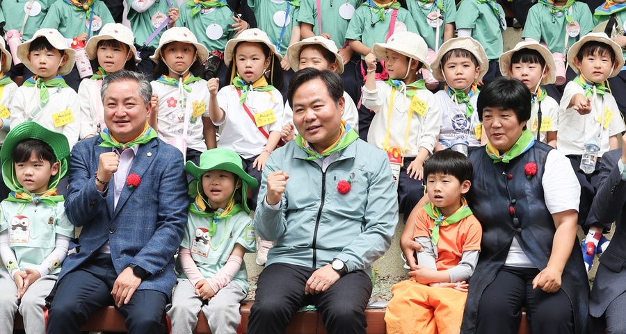 ▲ 경상북도는 30일 (사)한국숲유치원협회 경북지회와 함께 경북의 영유아들이 숲에서 마음껏 놀면서 숲을 사랑하는 친자연적 정서를 함양하고, 저출생 극복에 동참하는 등 유아 산림교육 활성화를 위한 ‘제2회 경북 영유아 숲사랑캠페인’ 행사를 포항시 도음산 산림욕장 일원에서 진행했다.ⓒ경북도