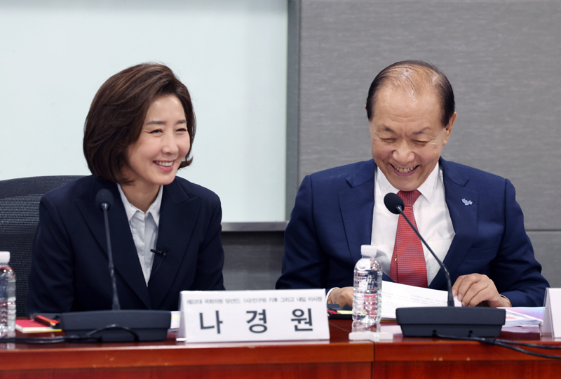 ▲ 국민의힘 황우여 비상대책위원장과 나경원 의원이 지난달 16일 서울 여의도 국회 의원회관에서 열린 '대한민국의 지속 가능한 내일을 위한 저출산과 연금개혁 세미나'에서 대화를 하고 있다. ⓒ뉴시스