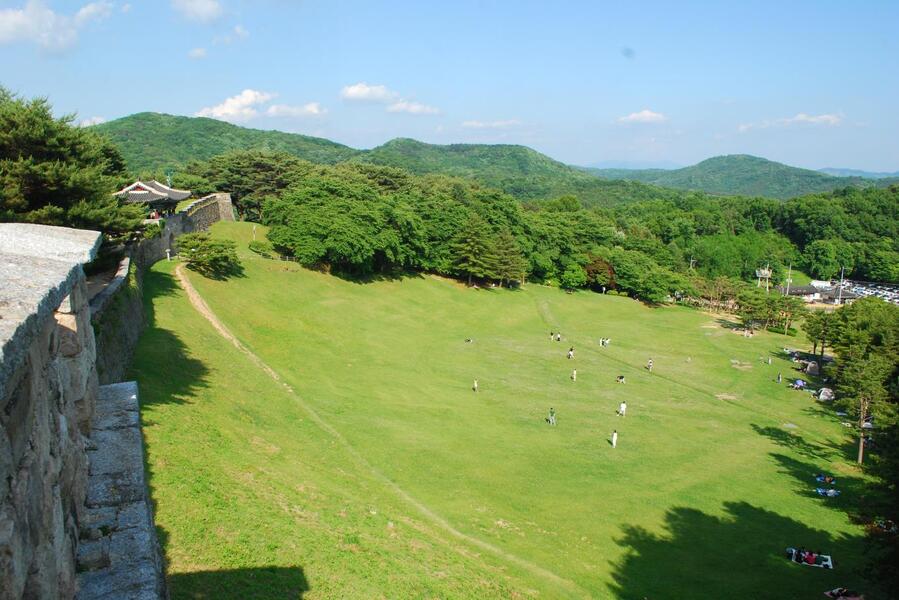 ▲ 상당산성 2호 치성에서 바라본 남문과 잔디공원.ⓒ진경수 山 애호가