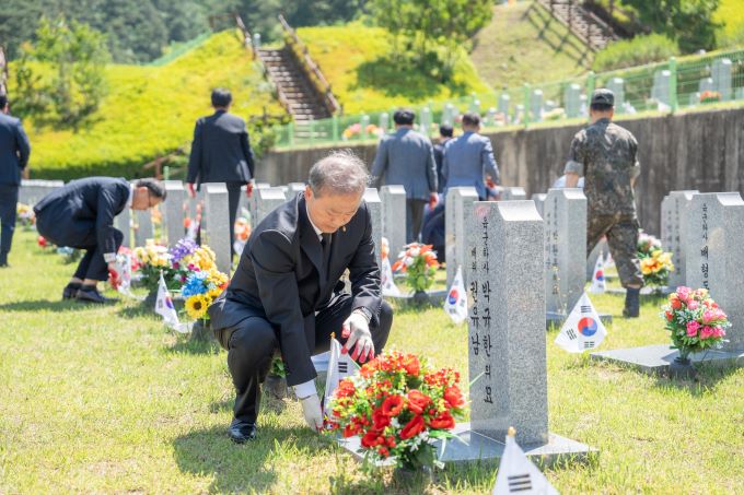 ▲ 전북대학교 양오봉 총장이 호국보훈의 달을 앞둔 지난달 31일 국립 임실호국원을 찾아 순국선열을 참배했다.ⓒ전북대