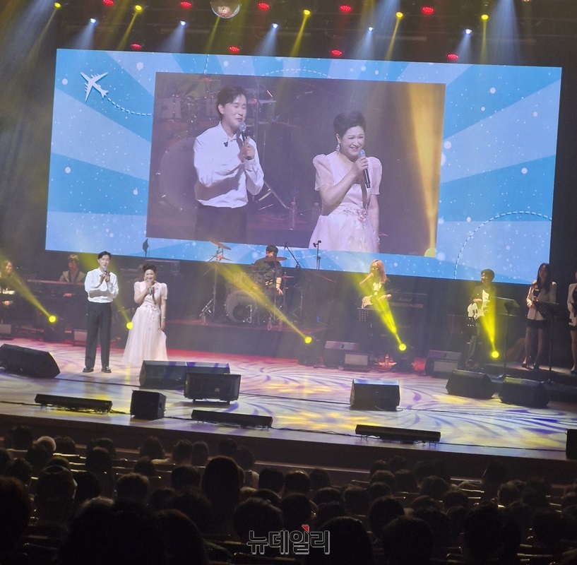 ▲ 6월2일 청주예술의전당 대공연장에서 열린 ‘김용임·신유 콘서트롯’에서 김용임과 신유가 함께 노래를 부르고 있다.ⓒ양승갑 기자