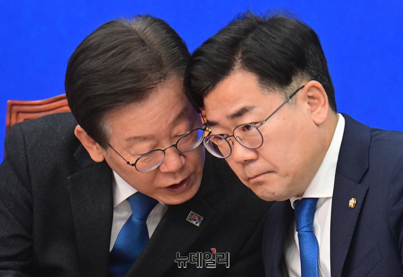 ▲ 이재명 더불어민주당 대표가 국회 최고위원회의에서 박찬대 원내대표와 대화를 나누고 있다. 민주당은 전국민 민생지원금 25만원을 1호 법안으로 내세웠다ⓒ이종현 사진기자