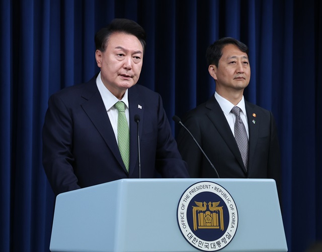 ▲ 윤석열 대통령이 3일 서울 용산 대통령실 브리핑룸에서 첫 국정브리핑을 하고 있다. 오른쪽은 안덕근 산업통상자원부 장관. 2024.06.03. ⓒ뉴시스