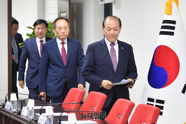 ▲ 황우여 국민의힘 비상대책위원장이 지난달 23일 서울 여의도 중앙당사에서 열린 비상대책위원회의에 참석하기 위해 입장하고 있다. ⓒ이종현 기자