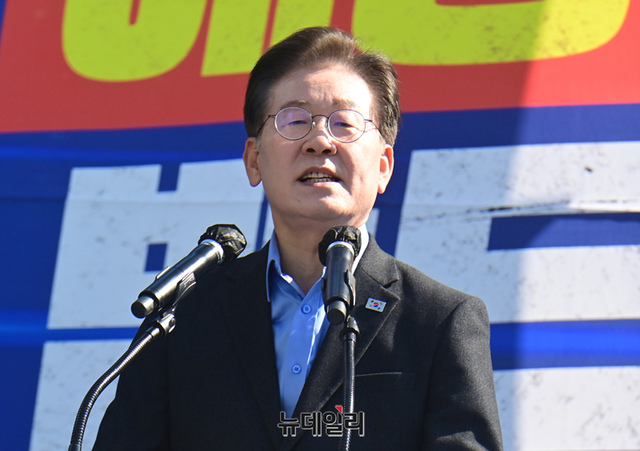 ▲ 이재명 더불어민주당 대표가 지난 1일 오후 서울 중구 서울역 인근에서 열린 윤석열정권 규탄 및 해병대원 특검법 관철을 위한 범국민대회에서 발언을 하고 있다. ⓒ이종현 기자
