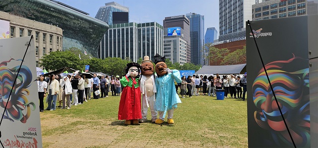 ▲ (재)한국정신문화재단은 지난달 21일부터 3일간 서울광장에서 열린 ‘제10회 한국축제&여행박람회(K-Festival2024)’에서 안동국제탈춤페스티벌 홍보부스로 참여해 마케팅 부문 대상을 수상했다.ⓒ안동시