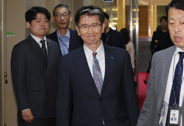 ▲ 오동운 신임 고위공직자범죄수사처장이 28일 서울 영등포구 국회에서 김진표 국회의장을 예방하기 위해 이동하고 있다. ⓒ연합뉴스