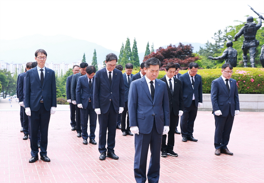 ▲ 경남농협 조근수 본부장과 간부 직원들이 충혼탑서 호국영령에 대해 추념을 하고 있다. ⓒ경남농협 제공