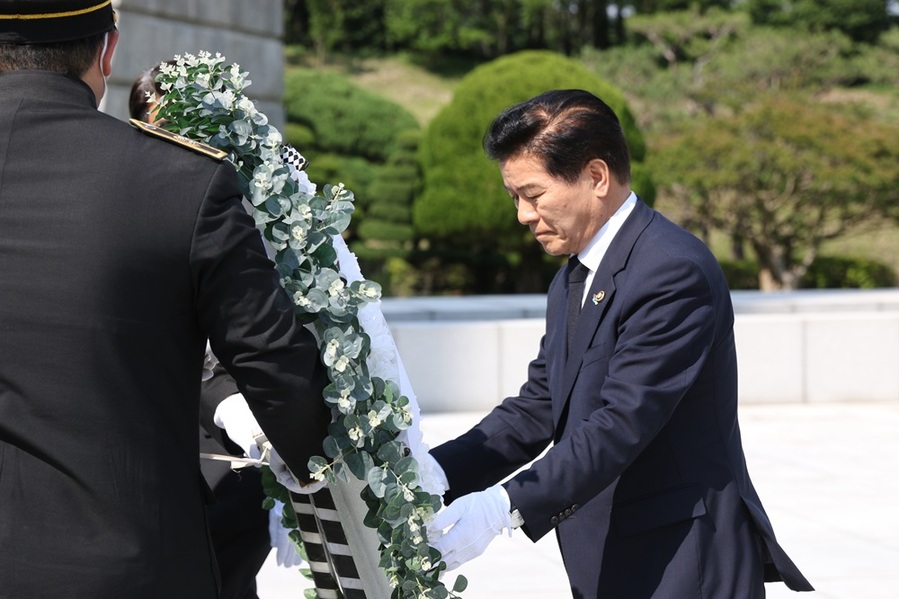 ▲ 김경안 새만금개발청장 등 간부 직원 20여명은 호국보훈의 달을 맞아 3일 국립대전현충원 현충탑을 찾아 참배했다.
ⓒ새만금개발청 사진 제공.