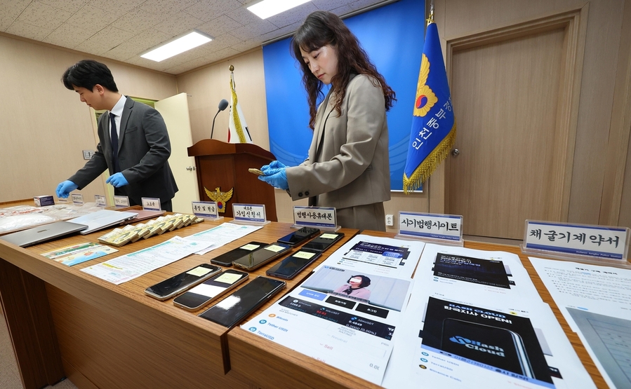 ▲ 인천중부경찰서 직원들이 3일 가짜 코인 채굴기 투자리딩 사기 조직단으로부터 압수한 증거물을 살펴보고 있다. ⓒ연합뉴스 제공
