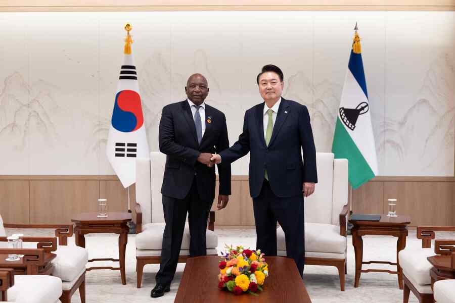 ▲ 윤석열 대통령이 3일 서울 용산 대통령실 청사에서 열린 한-레소토 정상회담에서 은초코아네 사무엘 마테카네 레소토 총리와 악수하며 기념촬영 하고 있다. (사진=대통령실 제공) ⓒ뉴시스 제공