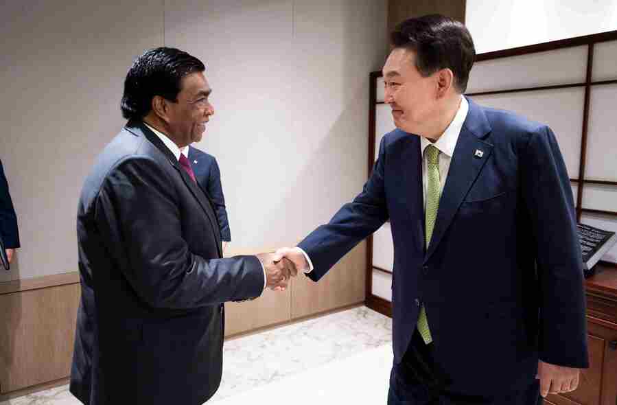 ▲ 윤석열 대통령이 3일 서울 용산 대통령실 청사에서 열린 한-모리셔스 정상회담에 앞서 프리쓰비랏싱 루푼 모리셔스 대통령과 인사나누고 있다. (사진=대통령실 제공) ⓒ뉴시스 제공