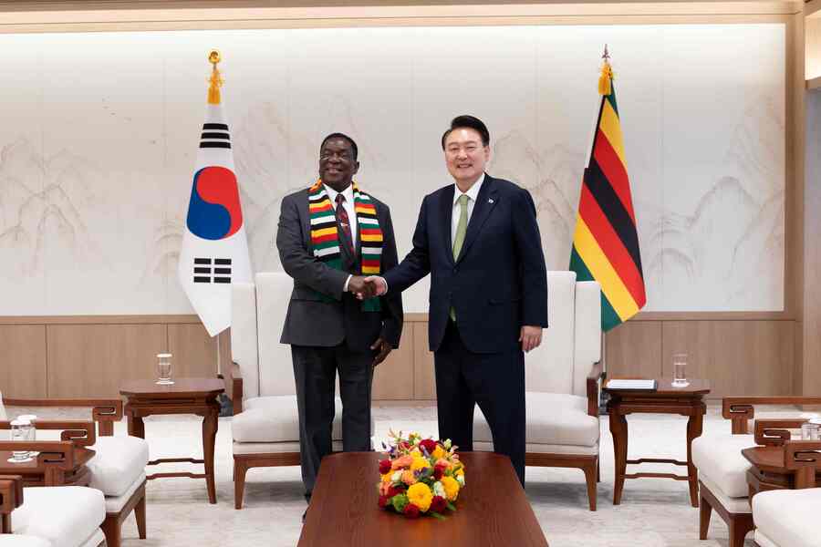 ▲ 윤석열 대통령이 3일 서울 용산 대통령실 청사에서 열린 한-짐바브웨 정상회담에서 에머슨 담부조 음낭가과 짐바브웨 대통령과 악수하며 기념촬영 하고 있다. (사진=대통령실 제공) ⓒ뉴시스 제공