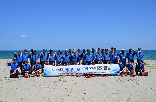 ▲ 항공사령부 장병들이 바다의 날 기념을 기념해 환경정화 활동을 진행하고 있다.ⓒ항공사령부