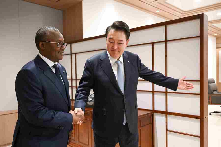 ▲ 윤석열 대통령이 3일 서울 용산 대통령실 청사에서 열린 한-기니비사우 정상회담에 앞서 우마로 시소쿠 엠발로 기니비사우 대통령과 인사나누고 있다. (사진=대통령실 제공) ⓒ뉴시스 제공