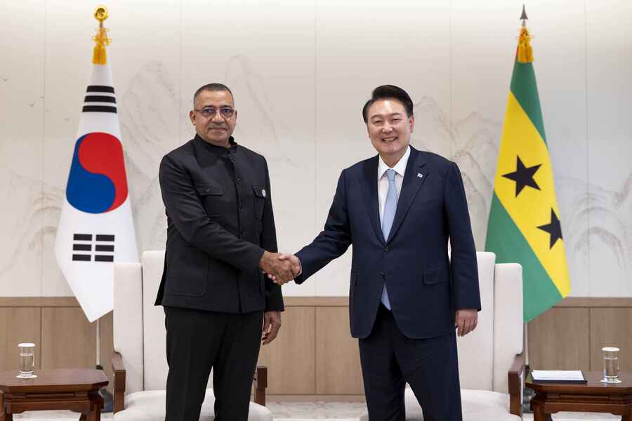 ▲ 윤석열 대통령이 3일 서울 용산 대통령실 청사에서 열린 한-상투메프린시페 정상회담에서 카를로스 마누엘 빌라 노바 상투메프린시페 대통령과 악수하며 기념촬영 하고 있다. (사진=대통령실 제공) ⓒ뉴시스 제공