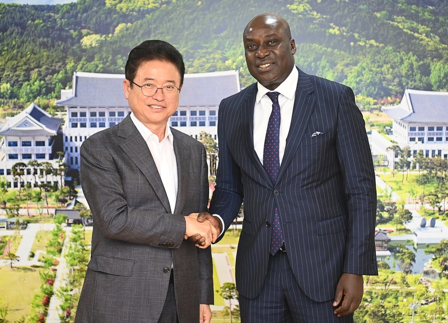 ▲ 우간다 의회 외교위원회 부위원장 프레드 오폴롯 일행이 3일 경상북도-우간다 간 우호 교류 확대 논의를 위해 이철우 경북도지사를 예방했다.ⓒ경북도