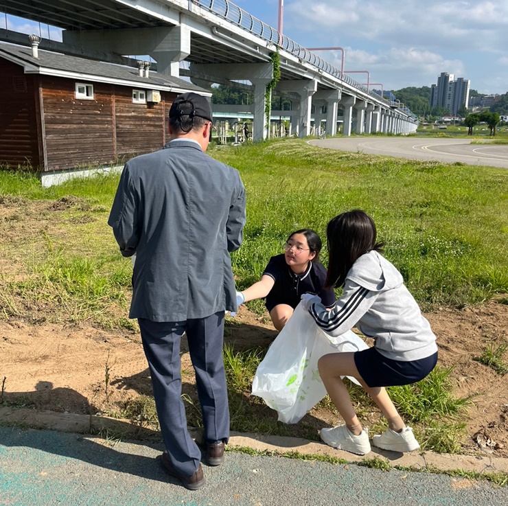 ▲ 경북교육청(교육감 임종식)이 환경의 날(매년 6월 5일)을 맞아 생태환경에 대한 학생들의 관심을 높이기 위하여 ‘2024학년도 낙동강 쓰담쓰담 생태잇기(쓰담 달리기)’ 릴레이 캠페인을 진행하고 있다고 3일 밝혔다.ⓒ경북교육청