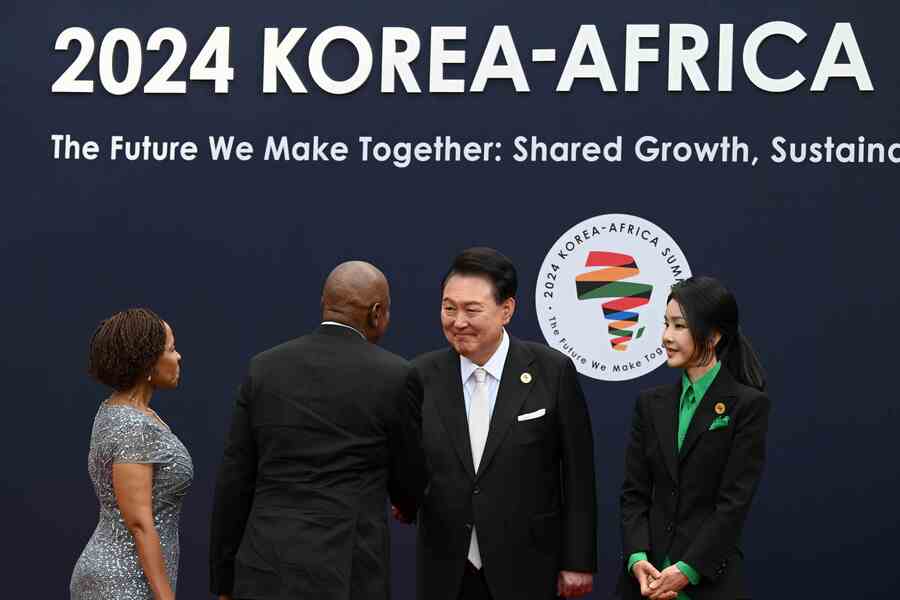 ▲ 윤석열 대통령과 부인 김건희 여사가 3일 서울 중구 신라호텔에서 열린 2024 한-아프리카 정상회의 리셉션에 앞서 모퀘에치 에릭 마시시 보츠와나 대통령, 부인 네오 제인 마시시 여사를 영접하고 있다. (사진=대통령실 제공) ⓒ뉴시스 제공